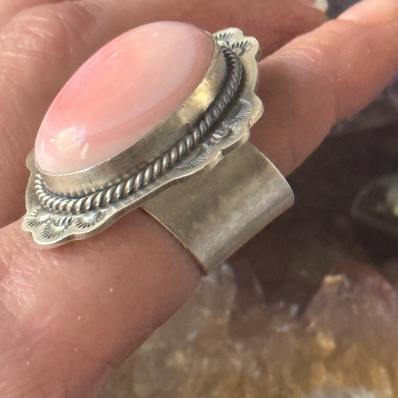 Huge pink conch stone native made J Nelson adjustable sterling silver ring - Picture 5 of 8
